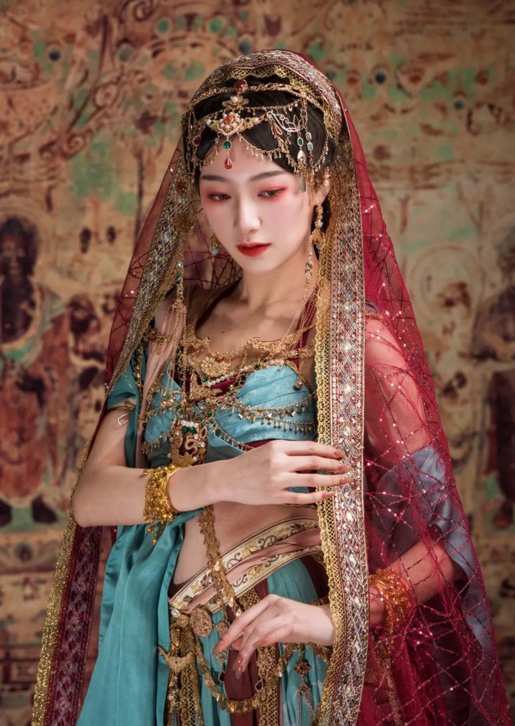 Traditional Hanfu Wedding Gowns:The Splendor of Phoenix Headdress and Brilliant Robes