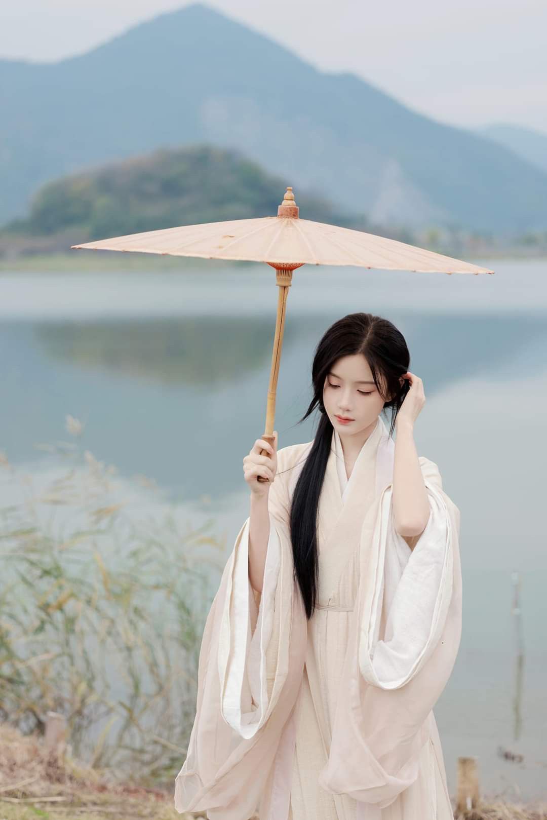 Welcome Robes:The Elegance of Long-Style Cheongsam in Ceremonial Greeting Welcome Robes:The Elegance of Long-Style Cheongsam in Ceremonial Greeting