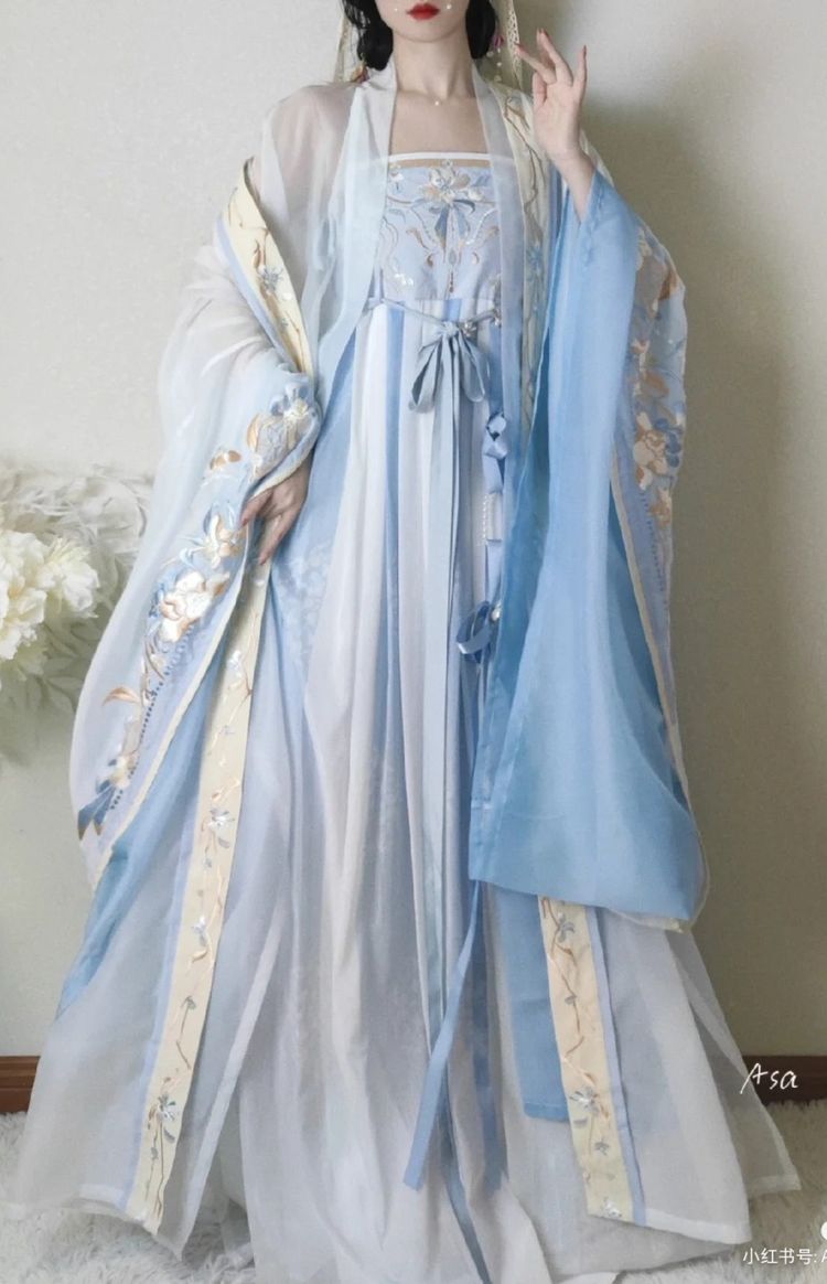 The Enchanting Splendor of Zhongling Pavilions Traditional Hanfu Fashion