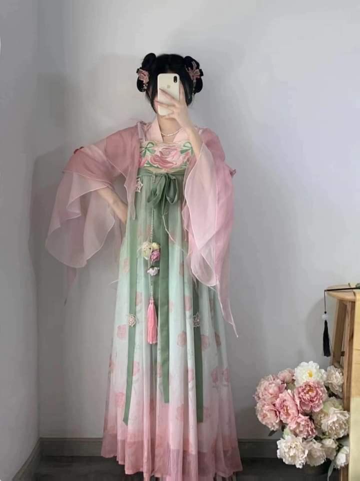 Ethereal Elegance:The Splendor of Hanfu with a Sakura-Inspired Phoenix Dance