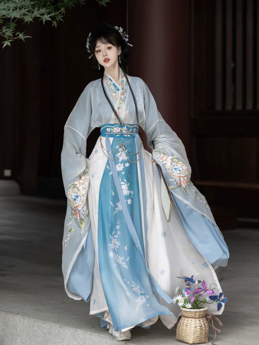 The Fabric of Ming-Style Hanfu Ma mian Skirt:A Closer Look