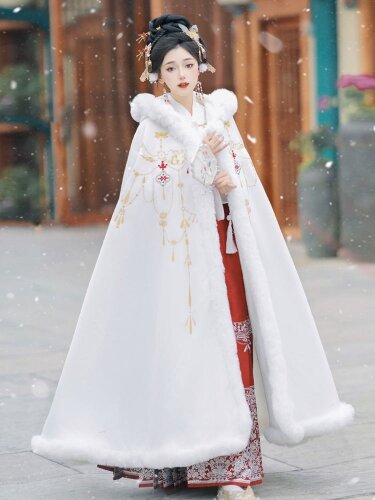 The Enchantment of Traditional Chinese童装，A Glimpse into the World of Little Girls in Hanfu Fashion