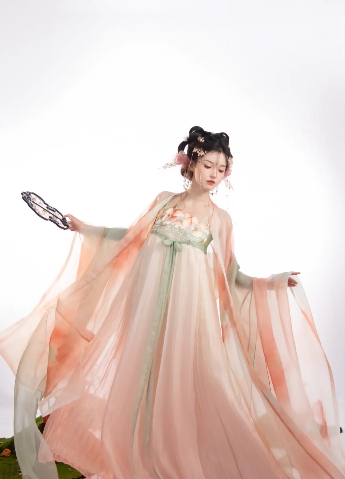 Nightly Elegance:The Charm of Hanfu in the Realm of Song and Dance