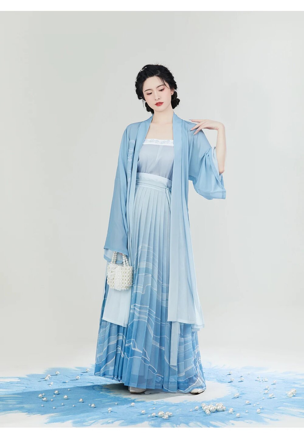 Embracing Traditional Elegance:A Womens Cheongsam Set in Golden Silk Velvet Embracing Traditional Elegance:A Womens Cheongsam Set in Golden Silk Velvet