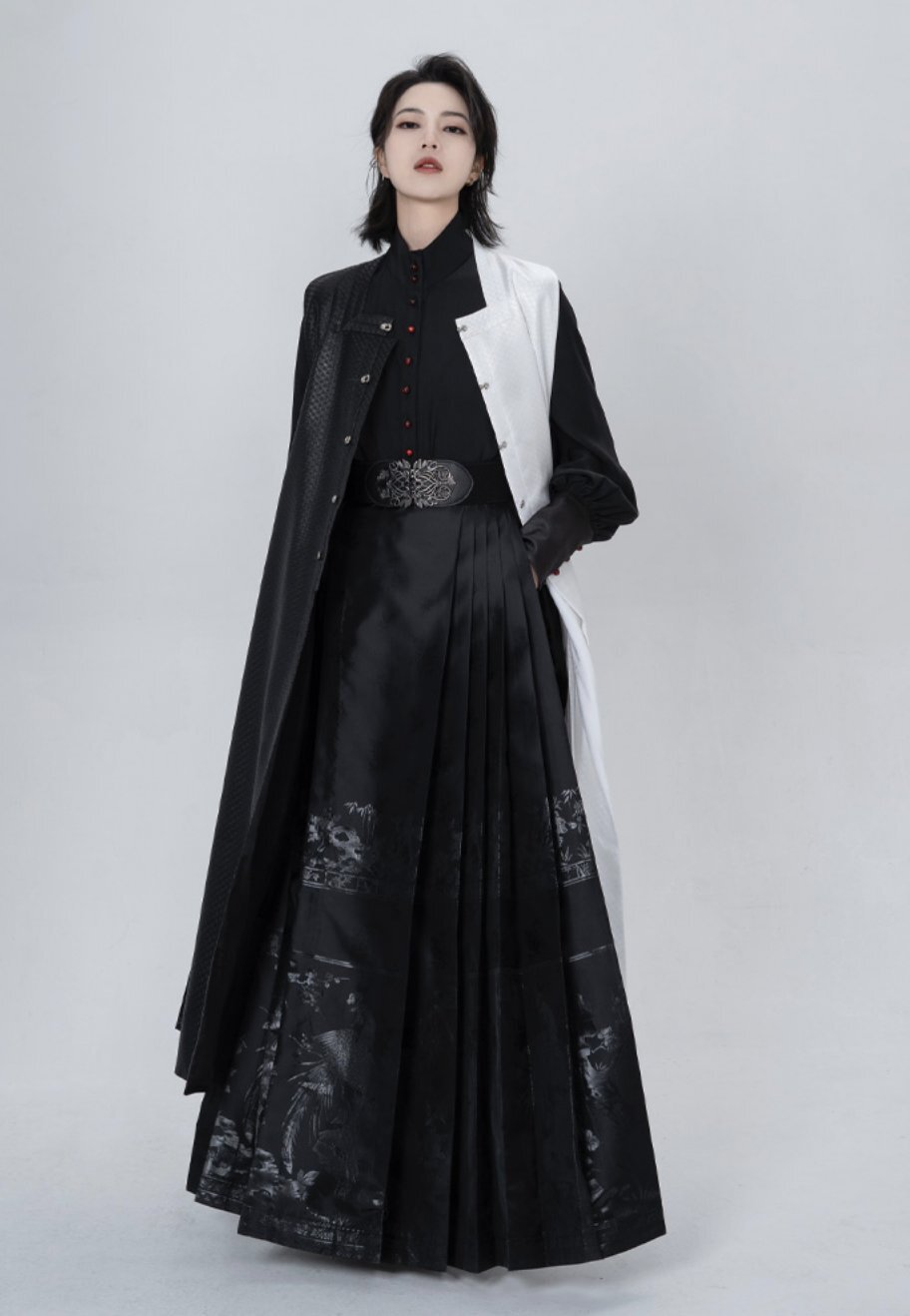 The Elegance of Qipao and High Heels:A Fashionable Fusion