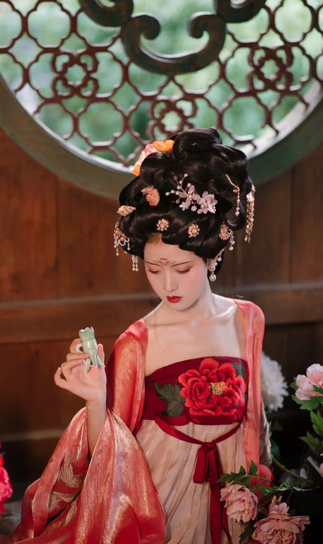 The Enigma of a Martial Arts古装女 Warrior:Swords,Secrets and Splendid Grace