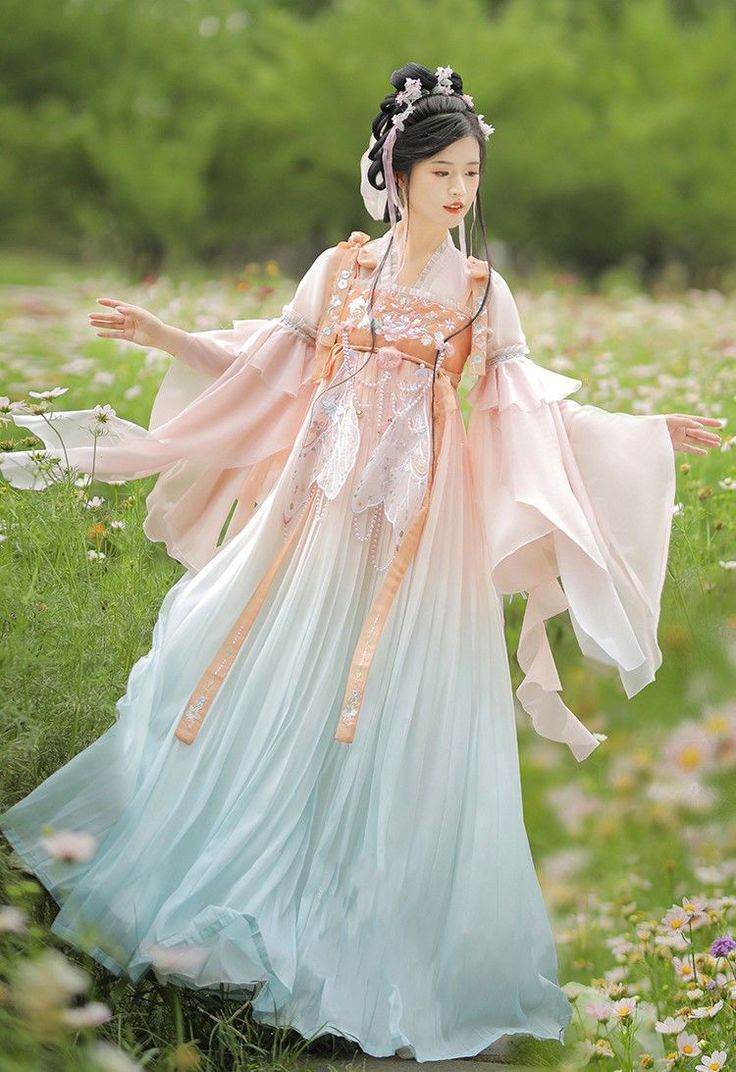 The Student and the Splendid Sleeve of Hanfu Robe:A Journey into Traditional Elegance