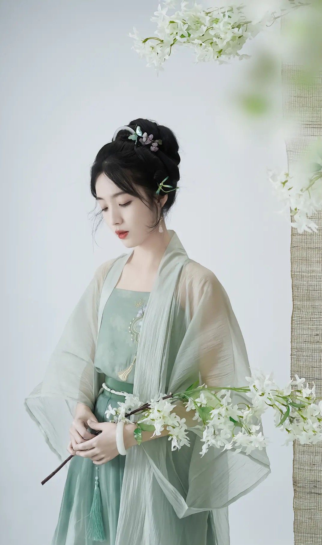 Ethereal Beauty of Hanfu:The Enchantment of White Moonlight