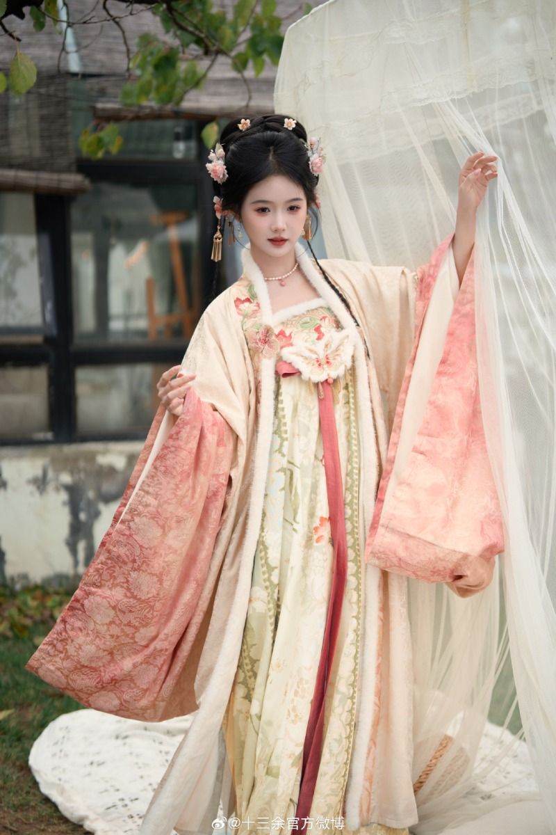 European Chic in Traditional Chinese Womens Clothing:The Rise of Tangzhuang Fashion