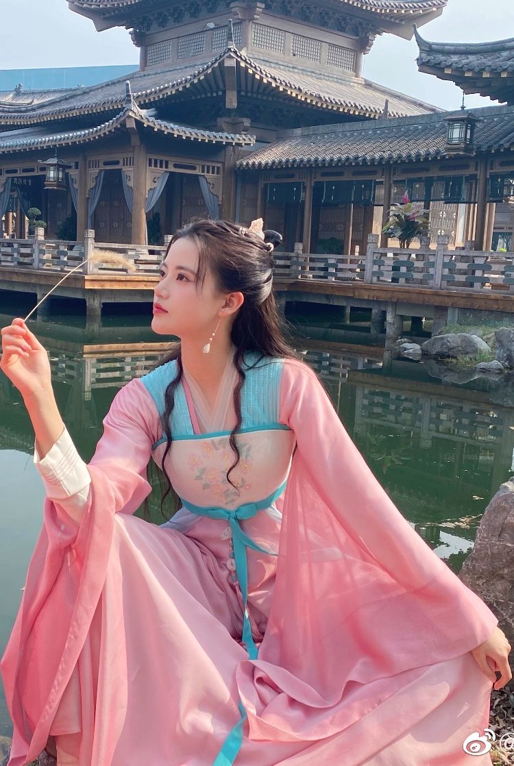 The Rise of a Twelve-Year-Old Female Online Celebrity in Traditional Hanfu Fashion