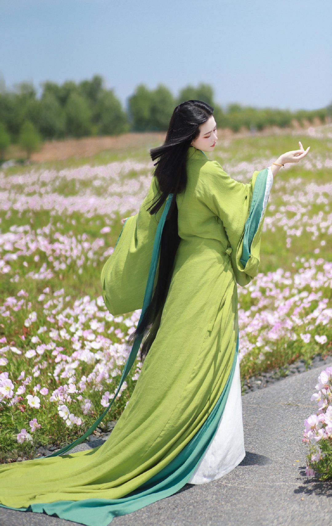 Exploring the Cloud-Inspired Traditional Beauty of Hanfu Fashion:The Cloud-Shirt Variant