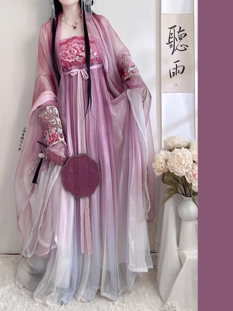 Reimagining the Cheongsam in a Modern Two-Piece Dress:A Stylistic Evolution