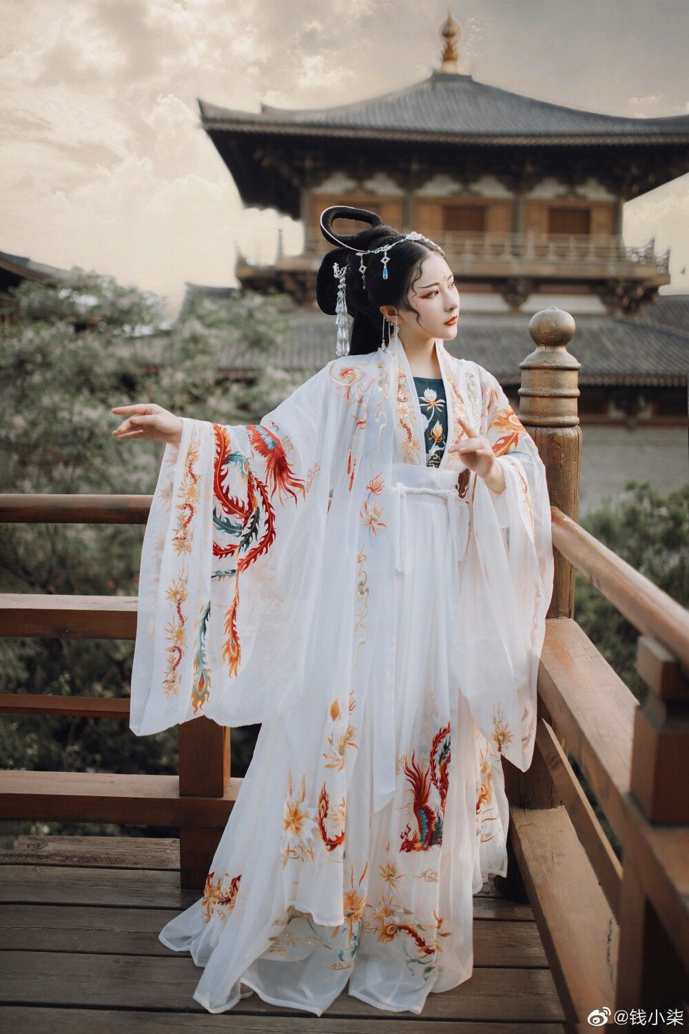 Autumn Elegance in Cheongsam:The Splendor of Traditional Chinese Dress