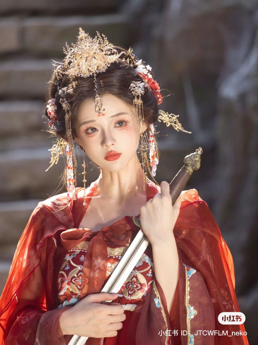 The Elegance of Qipao and High Heels:A Fashionable Fusion