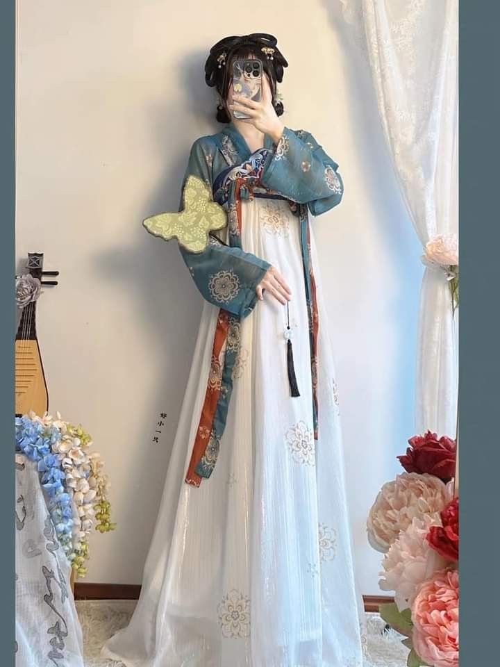 The Splendid Charm of Huawuyue in Traditional Hanfu Clothing
