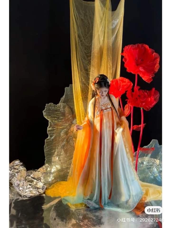 Autumn Cheongsam:The Rise of Fashion Icons in the East