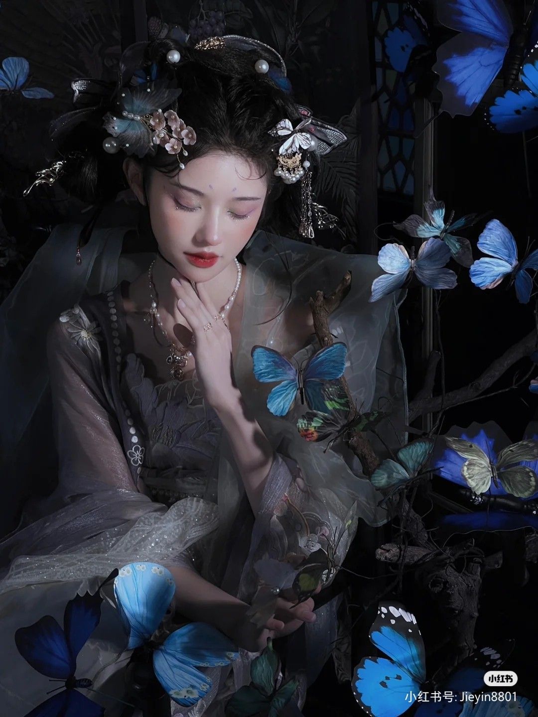 The Unmatched Elegance of Dongfang Buai in Traditional Hanfu Clothing The Unmatched Elegance of Dongfang Buai in Traditional Hanfu Clothing