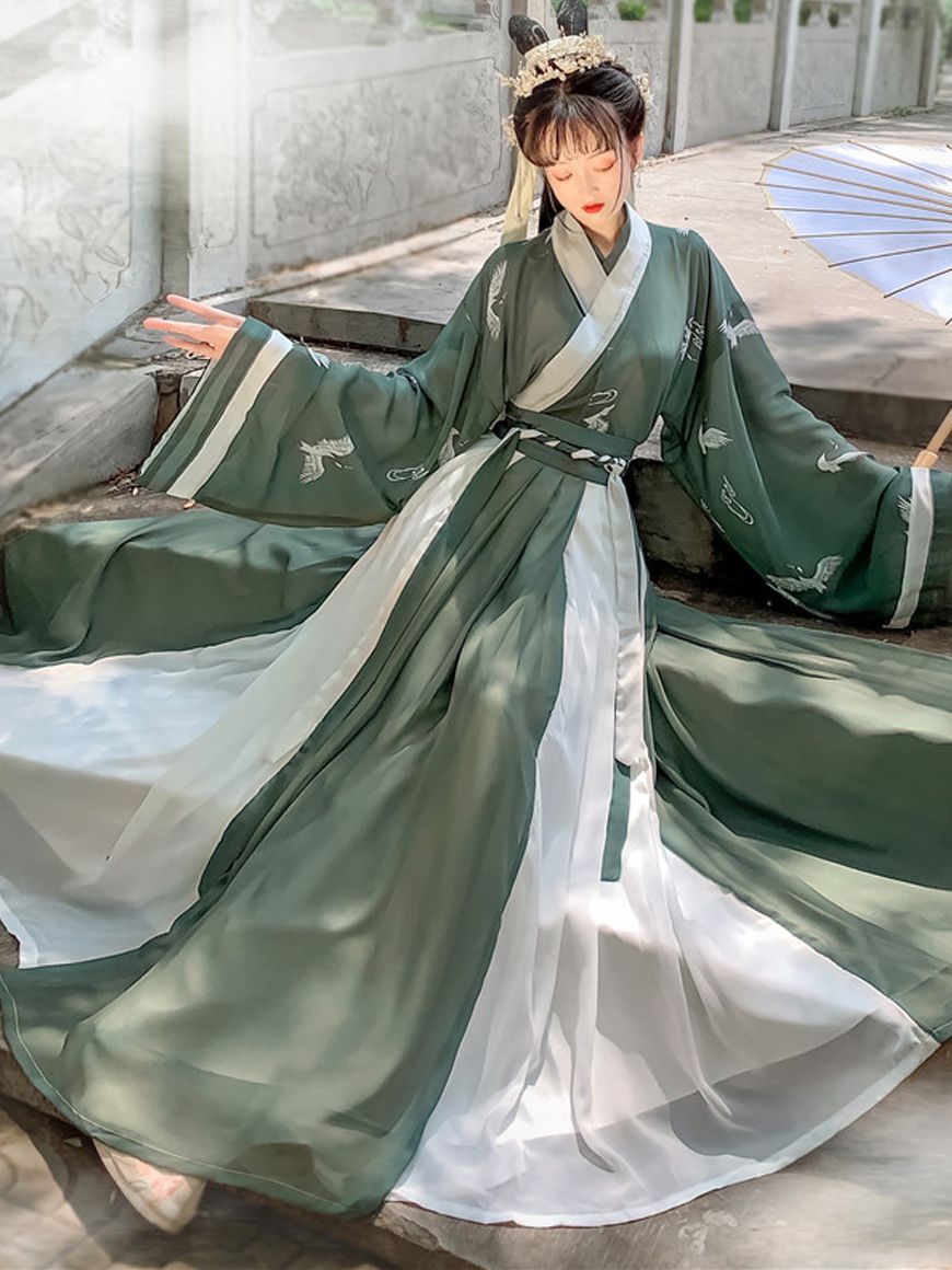 Elegant Black Xinzhongshi Hanfu Jacket:Embracing Traditional Elegance in Modern Style