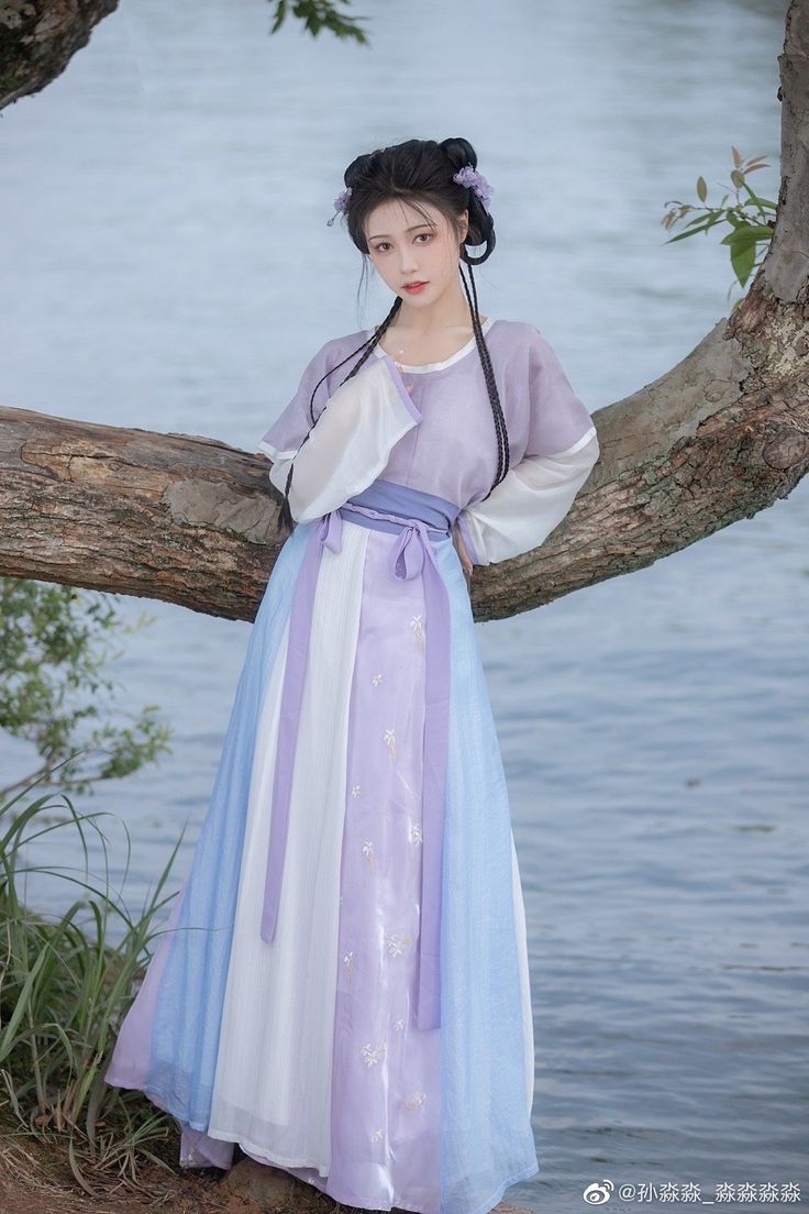 Live Streaming with a Short-Style Cheongsam:The Fashionable Clothes of a Female Anchor