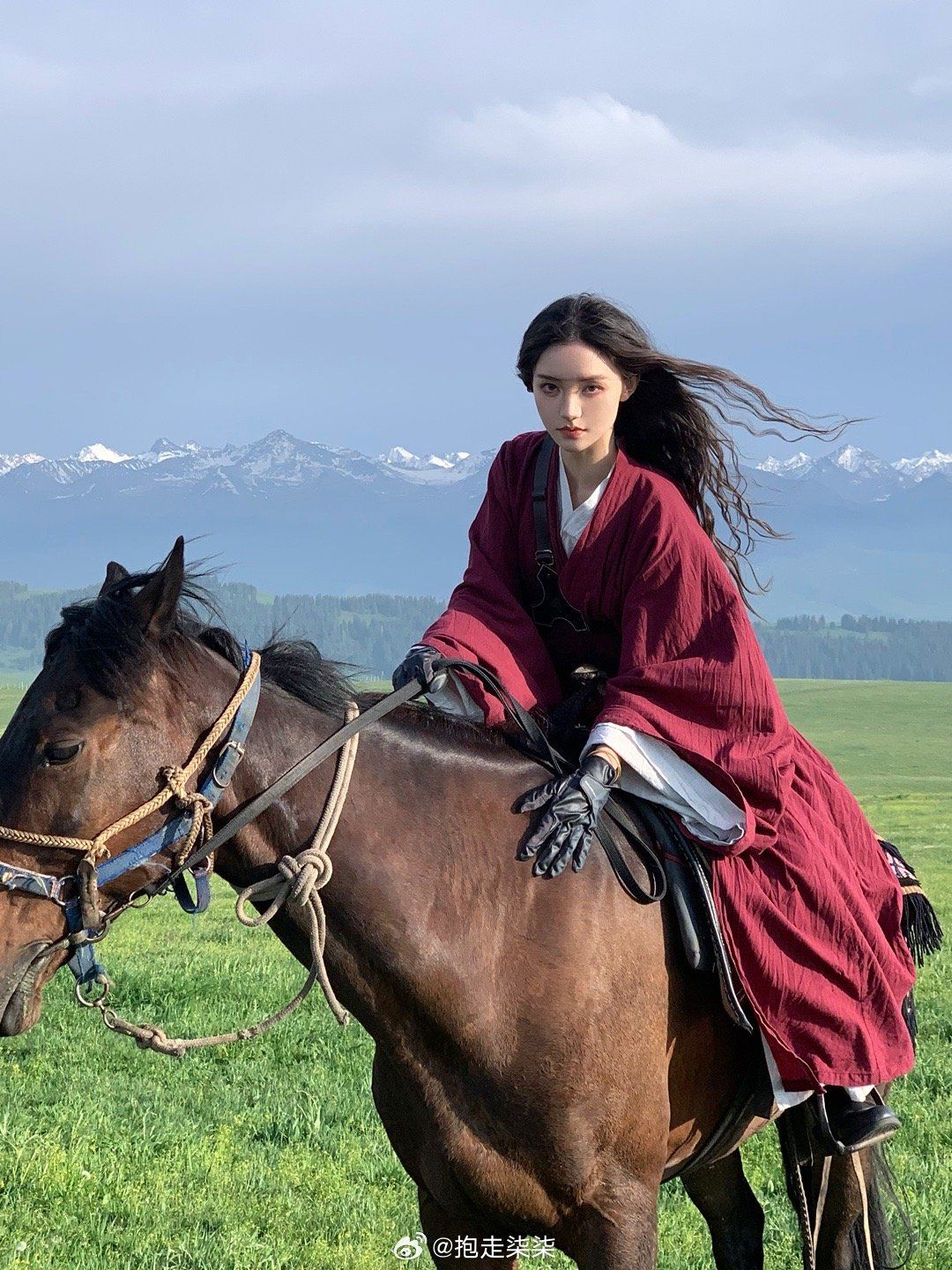 Summer Comfort in Traditional Chinese Attire:The Light and Breezy Hanfu for Girls