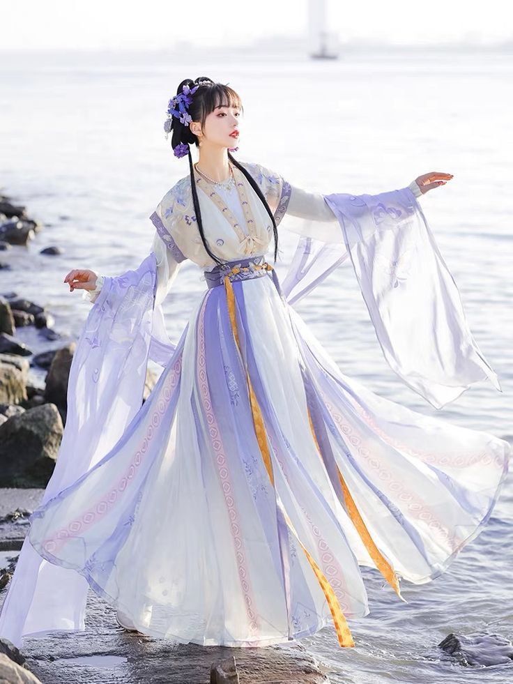 Slimming Summer Qipao with Traditional Ink-wash Paintings:An Artistic and Fashionable Blend