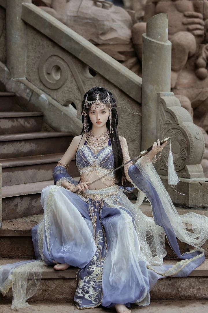 The Splendor of Traditional Chinese Dress:The Rise of Zishixi Hanfu