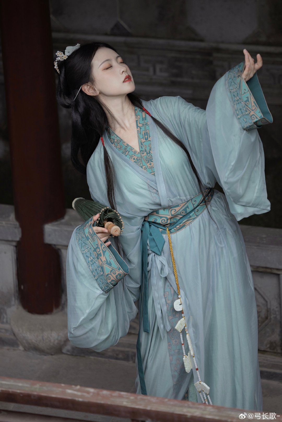 The Power of Traditional Chinese Fashion:Junior High School Girl Student Embracing Hanfu The Power of Traditional Chinese Fashion:Junior High School Girl Student Embracing Hanfu