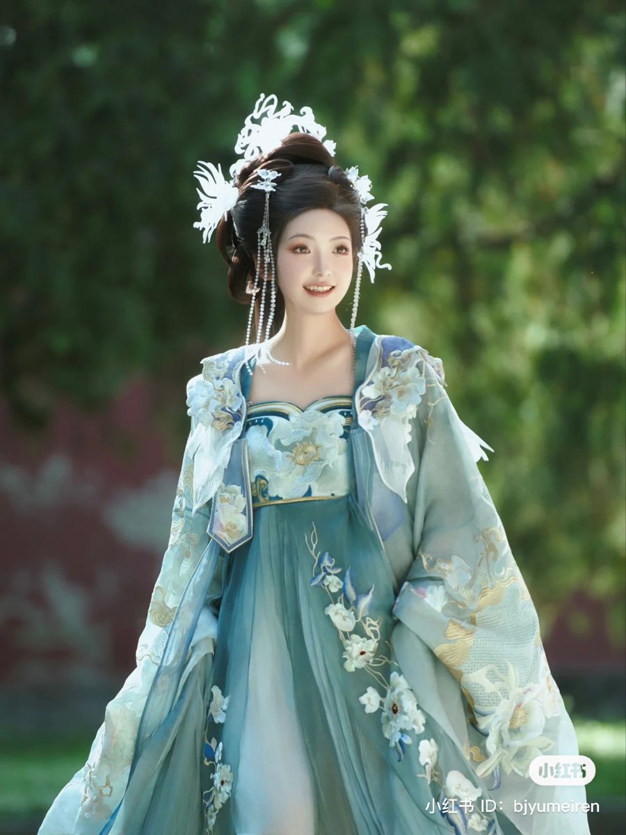 The Splendor of Hanfu:The Art of Chest Decorations