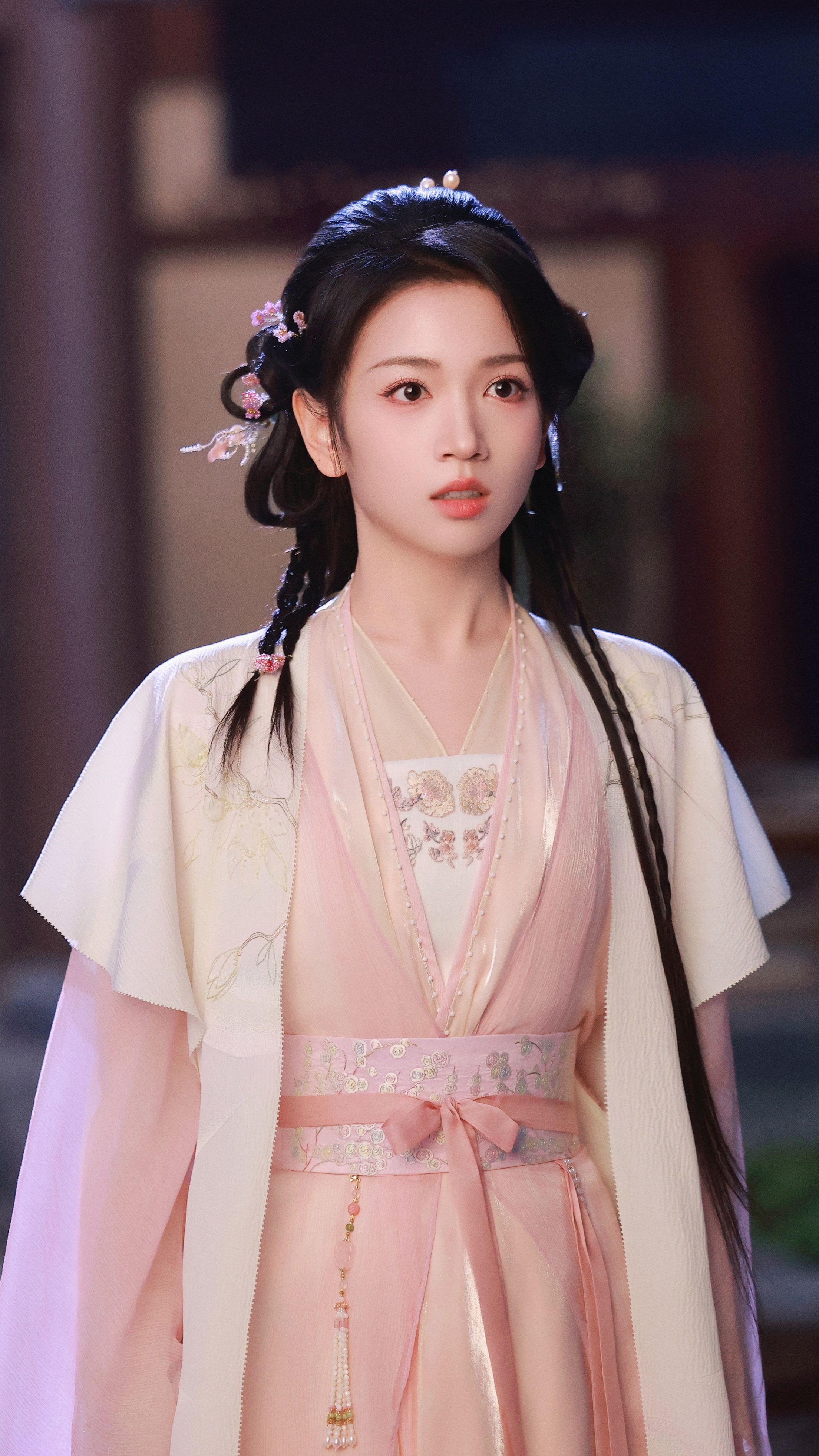The Stylishness and Body-Contouring of Short-Tail Cheongsam:A Closer Look