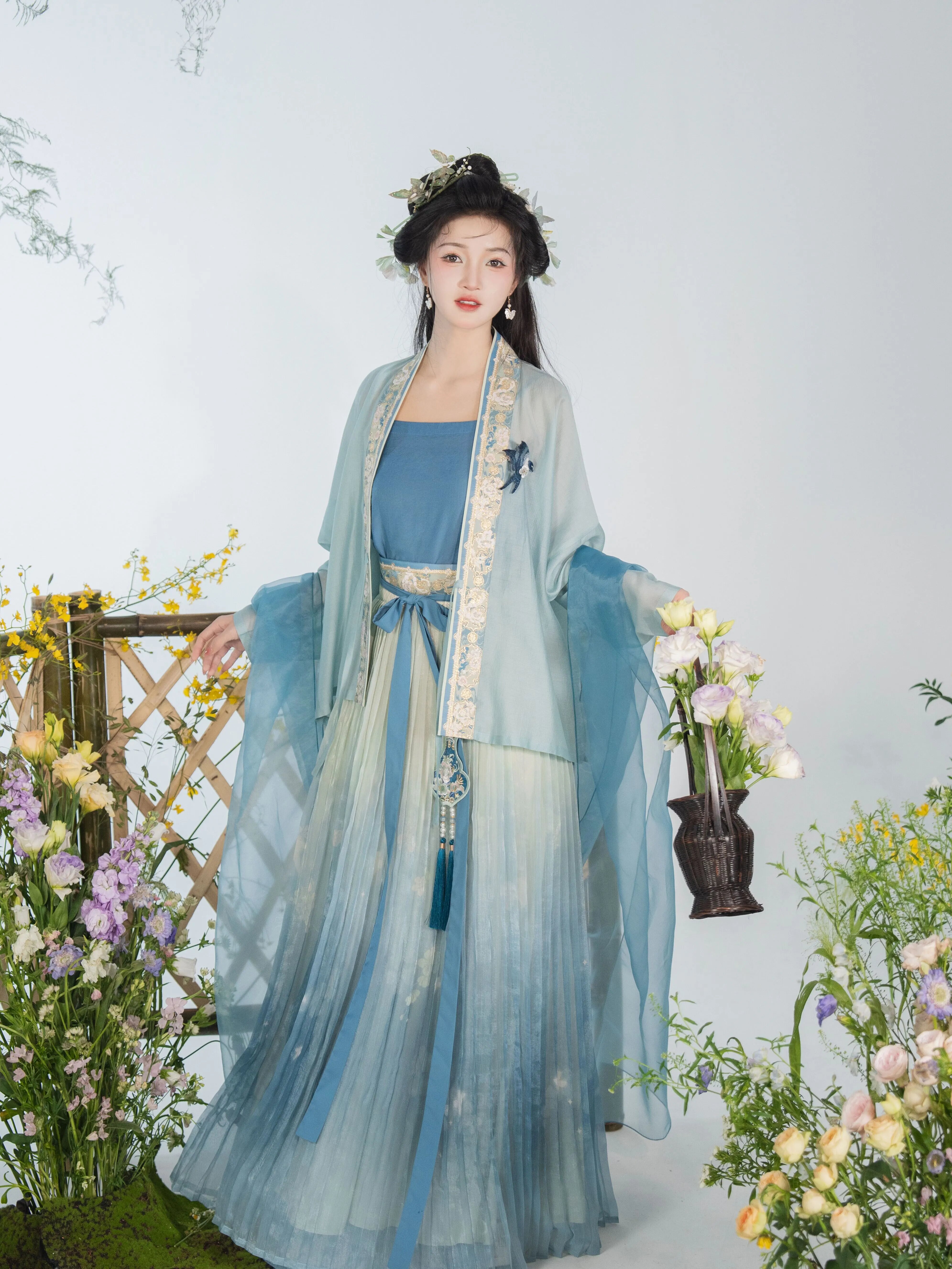 Reimagining the Classic Charm of Xiangyunsha Cheongsam:Modern Chinese Fashion Evolution Reimagining the Classic Charm of Xiangyunsha Cheongsam:Modern Chinese Fashion Evolution