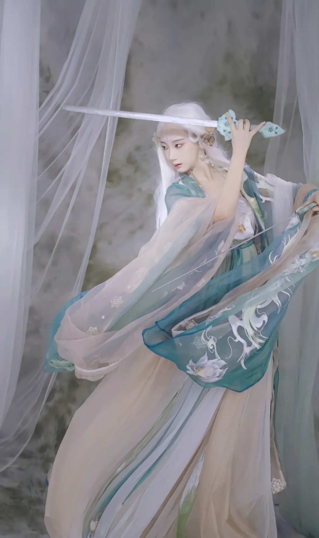 Children in Traditional Hanfu Round Fans:Embracing the Cultural Heritage Children in Traditional Hanfu Round Fans:Embracing the Cultural Heritage