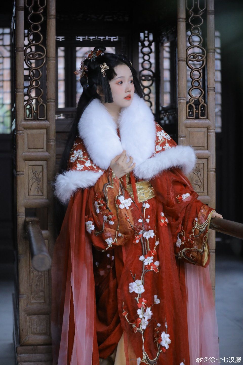 Elegance Redefined:The Charm of Jian Love Graces Brands Cheongsam