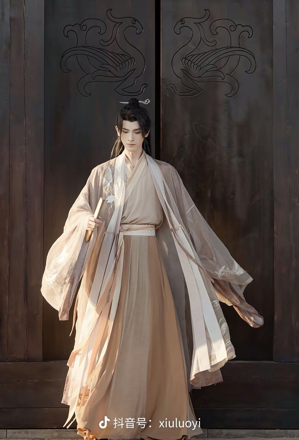 Reinventing Traditional Hanfu for Modern Women:A Summer改良汉服连衣裙 Guide