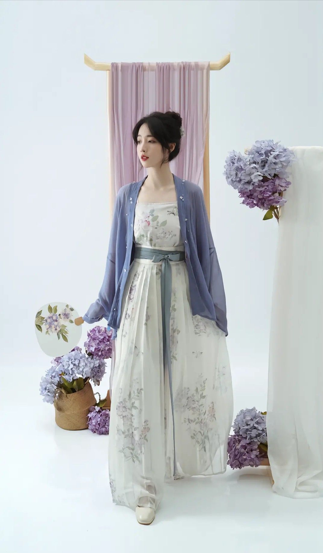 Modernizing the Cheongsam:A Journey into Chinese-Style Gowns with Qipao Innovations