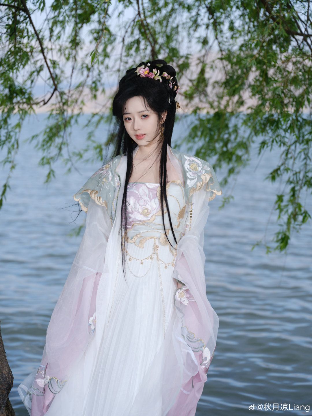 Modernizing Traditional Tangzhuang Fashion for Autumn-Winter Seasons