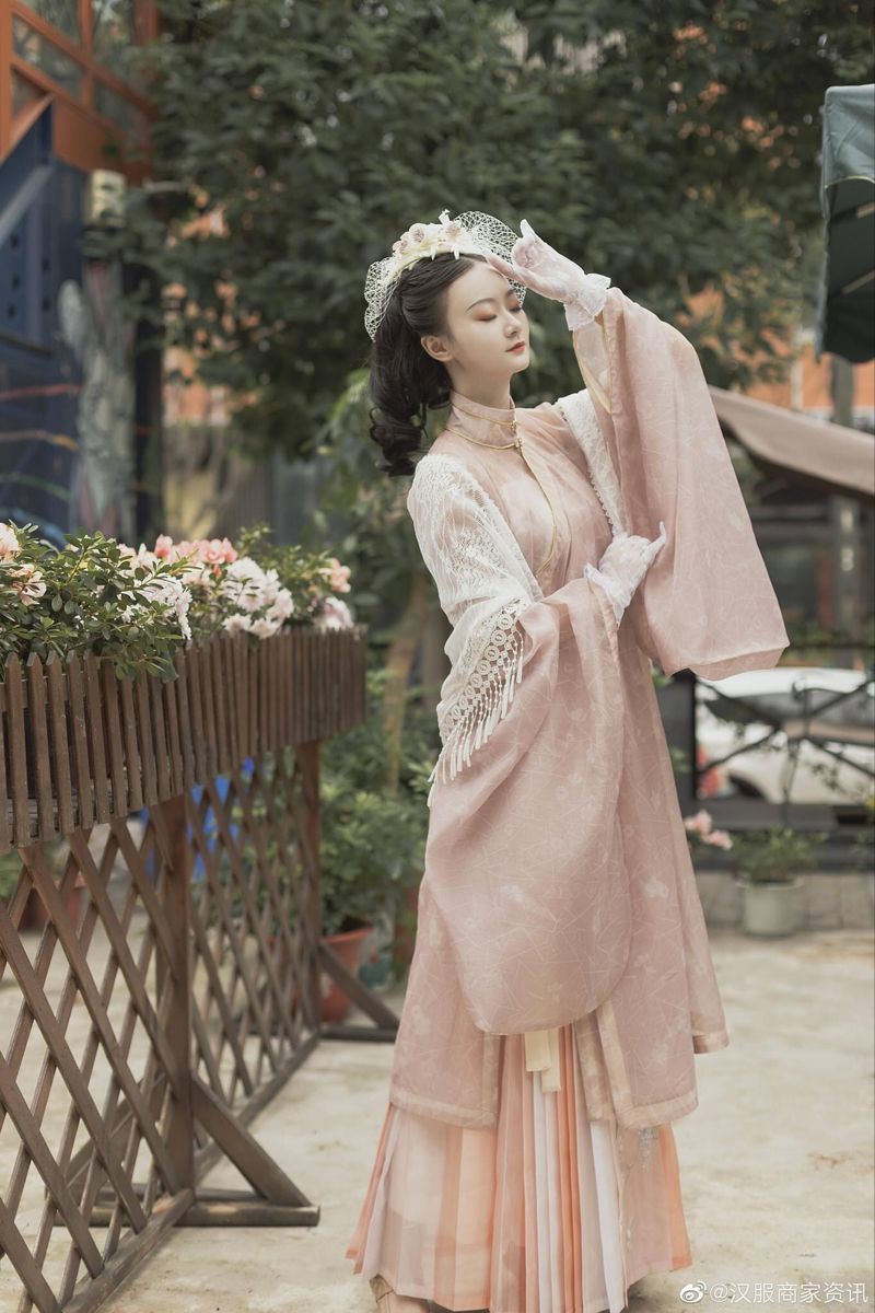 Fringes and Cheongsam:A Blend of Traditional Elegance