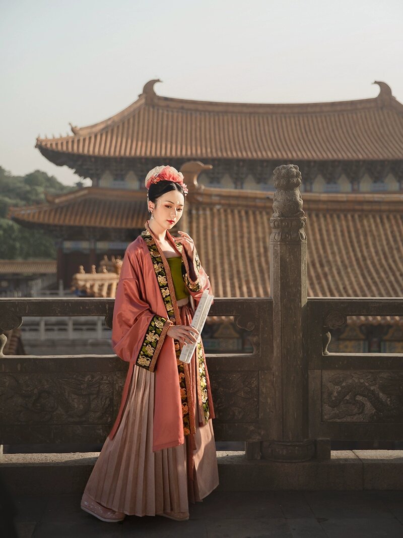 Stylish Spicy Lady Cheongsam for a Slimming Look