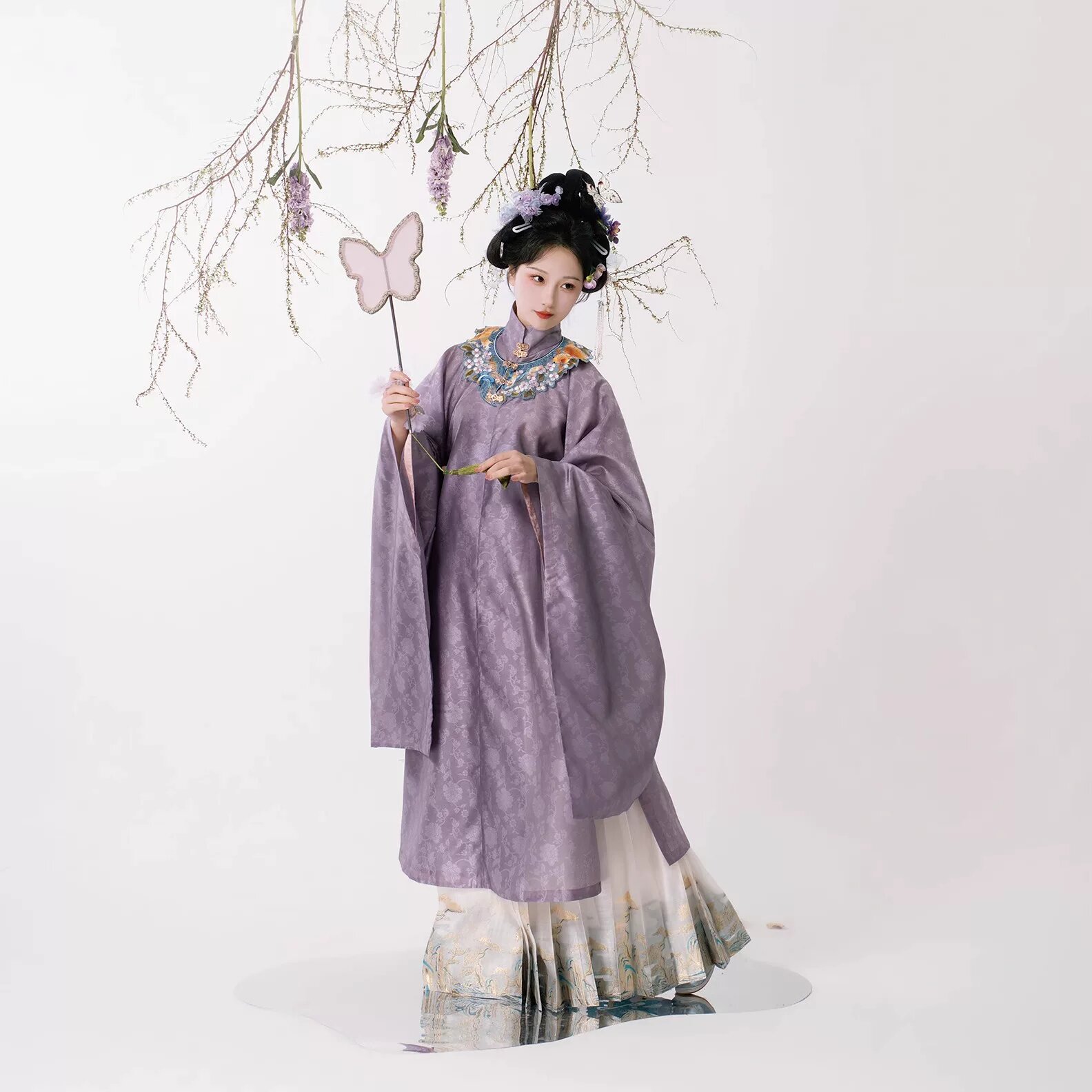 Reinventing the Classic:The New Long-Style Qipao with Modern Twist