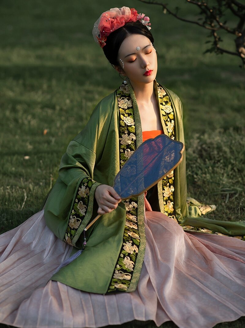 Charming Hanfu Fashion for Petite Winter:The Beauty of Mini-Sized Traditional Chinese Attire
