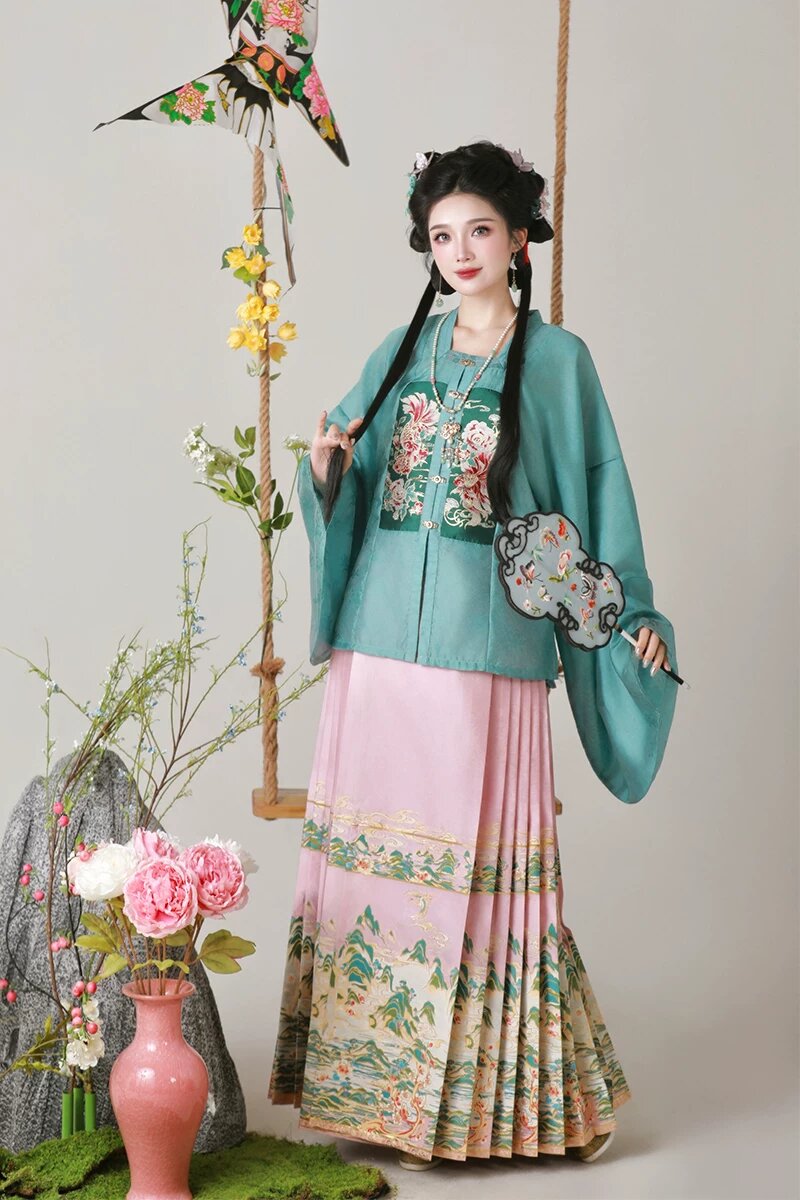 Beautys Fate:The Story of Hanfu,the Red-Faced Beautys Journey Through Time