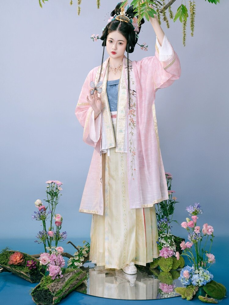 The Splendor of Hanfu:Exploring the Exquisite Charm of超长超长款拖尾汉服 The Splendor of Hanfu:Exploring the Exquisite Charm of超长超长款拖尾汉服