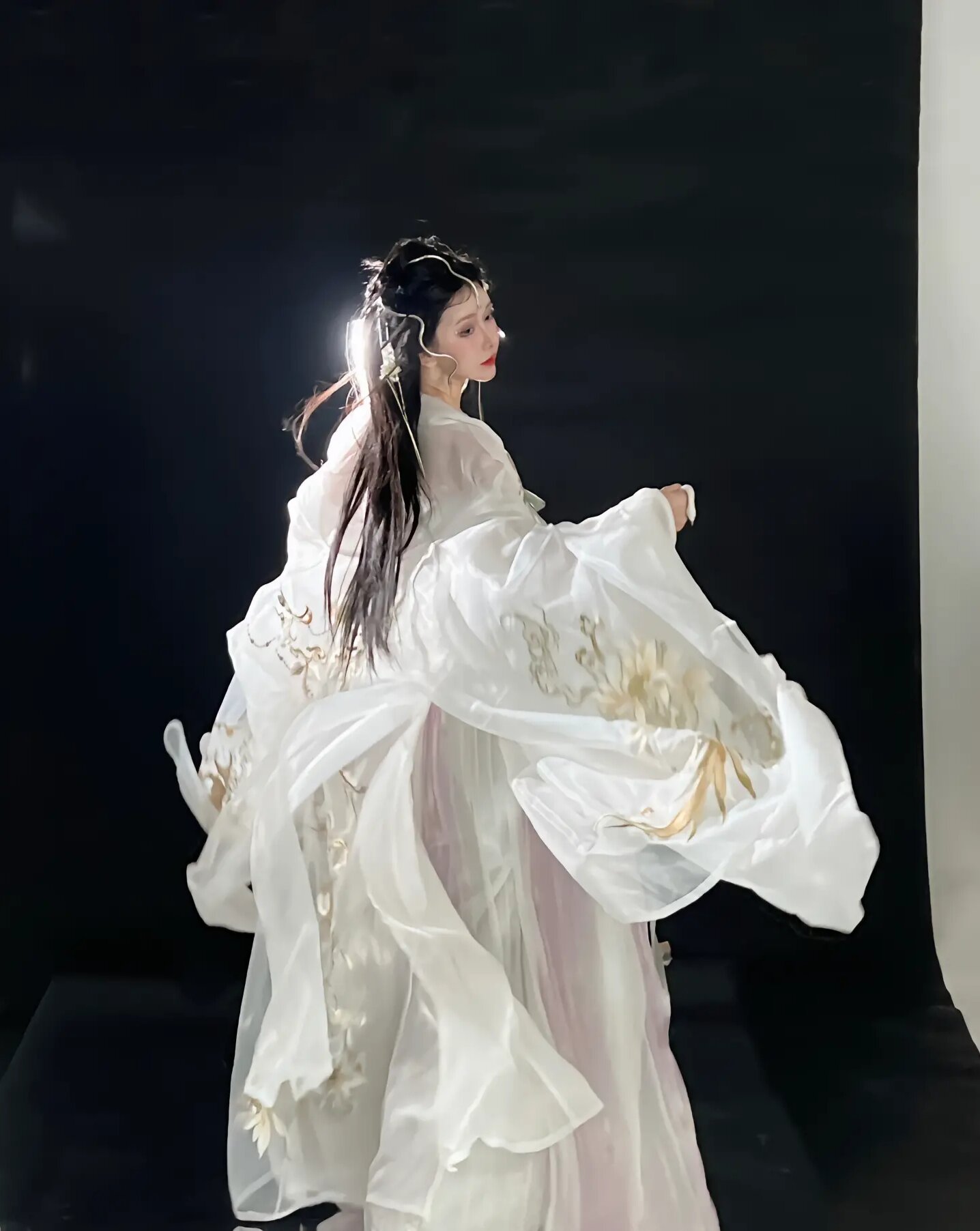The Fabric of Tang-Style Hanfu:A Journey into the Textures of Traditional Chinese Clothing