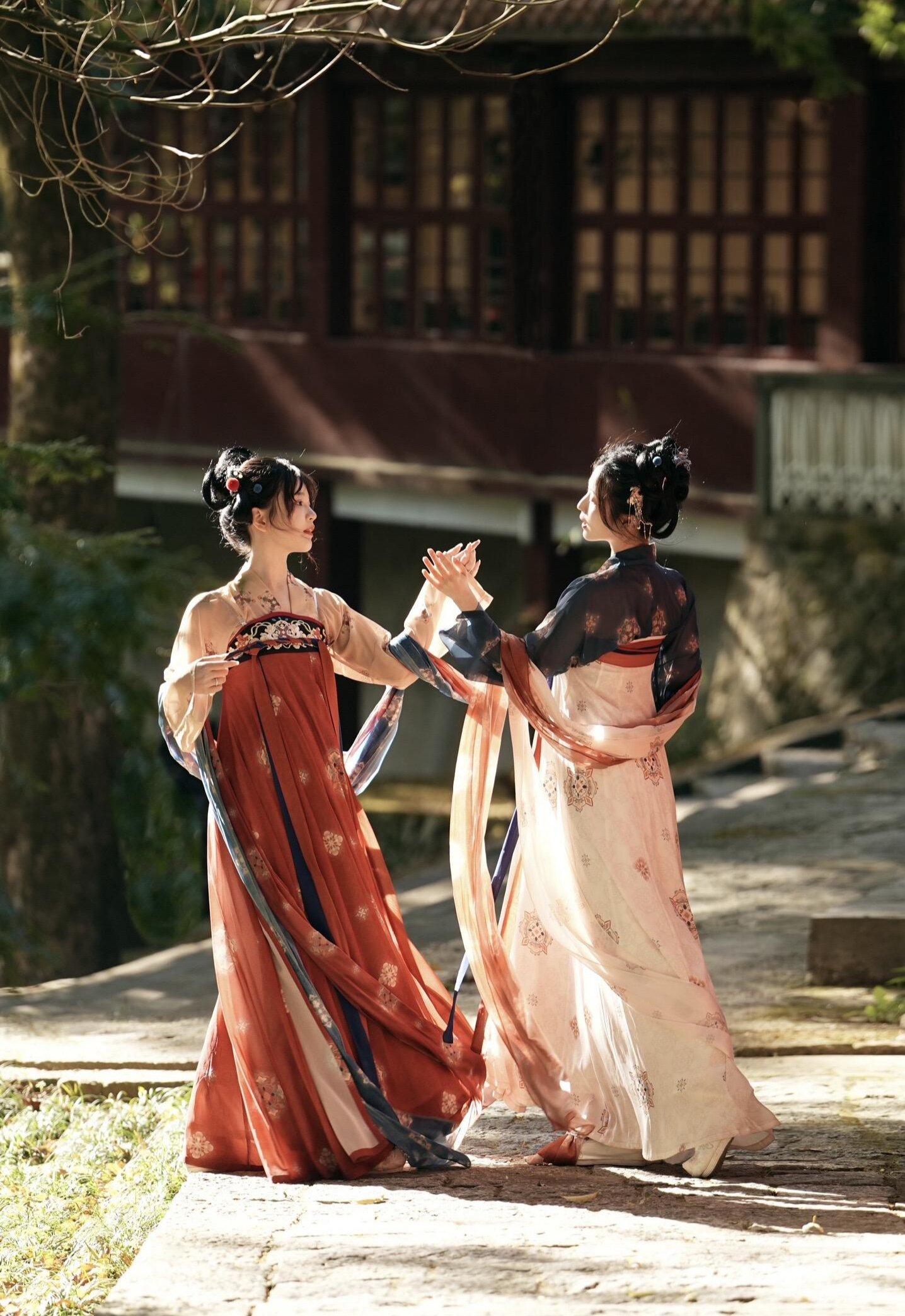 Traditional Hanfu Wedding:The Splendor of Phoenix Headdress and Brilliant Robes