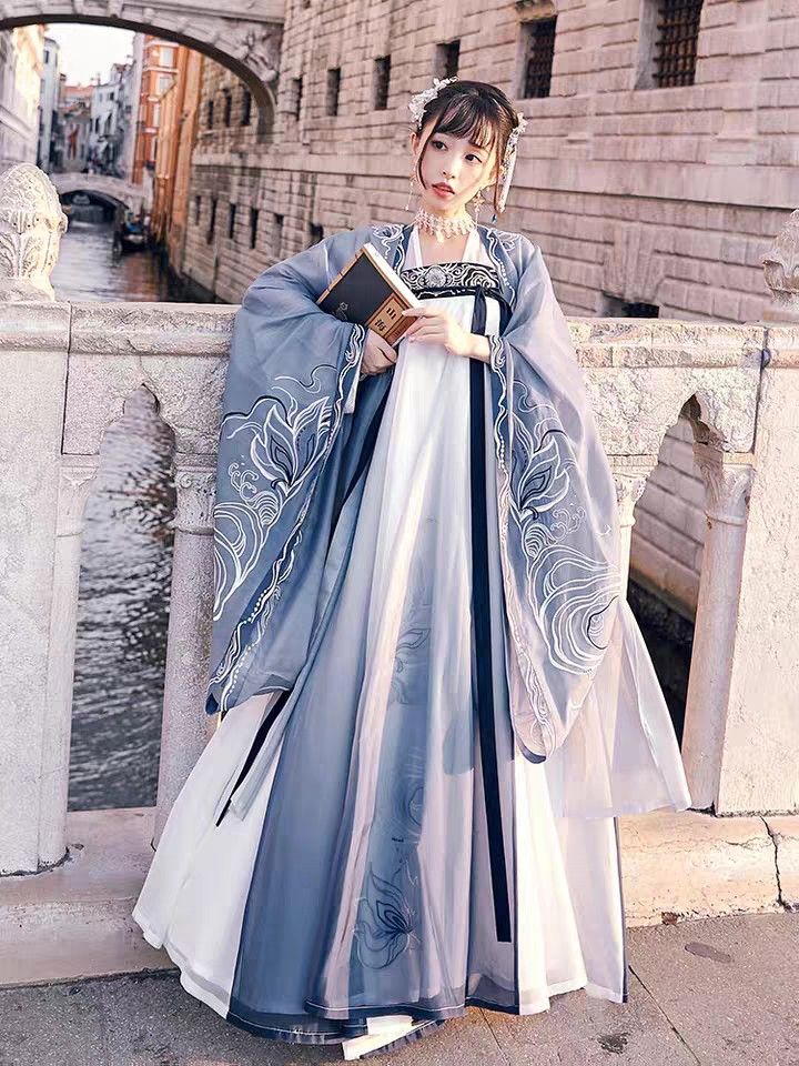 Ode to the Aodail Qipao:A Cultural Icon of Elegance and Tradition
