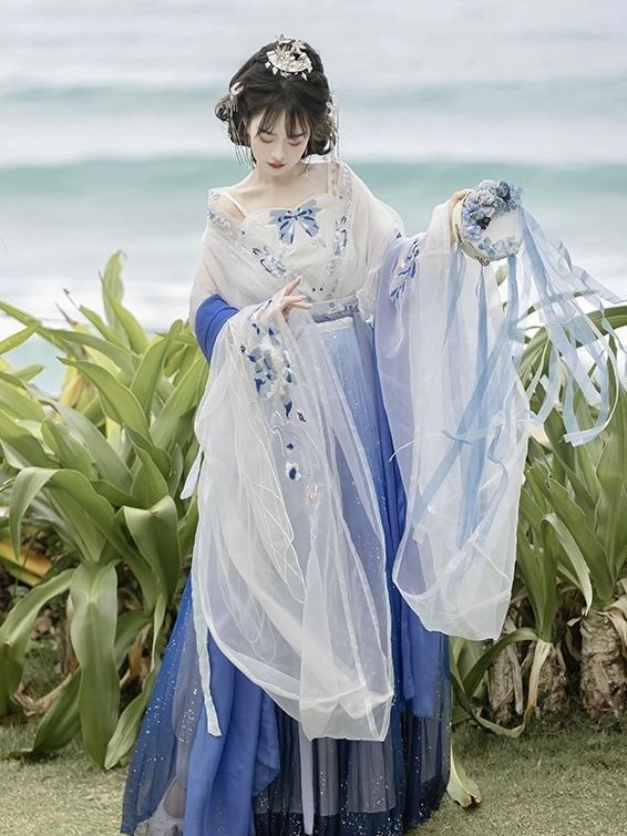 Youthful Elegance:The Rise of Hanfu Fashion among Teenage Girls