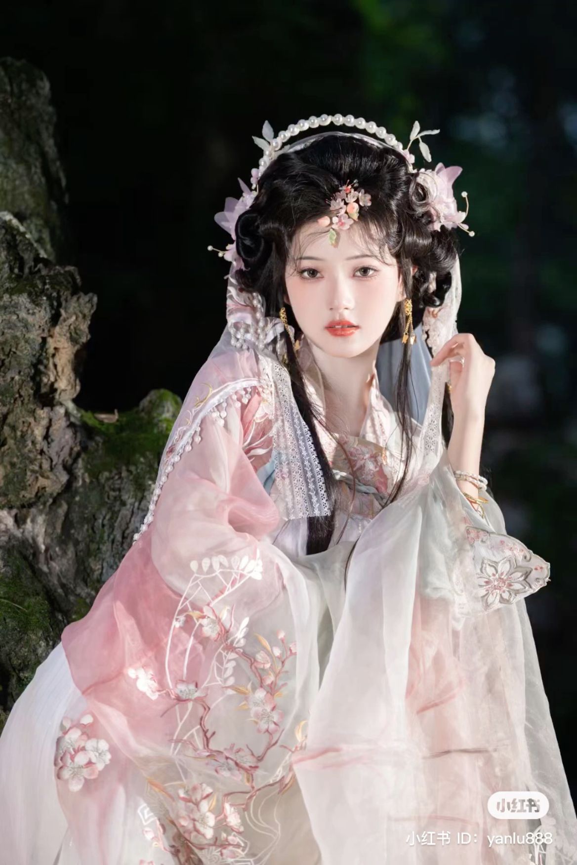 Elegant Revival:The Charm of Qipao in Traditional Style with Simple Elegance in the Republic Era