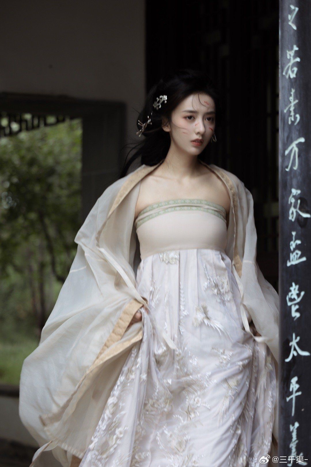 Porcelain Charm:The Elegance of Qixuan Cheongsam Attire