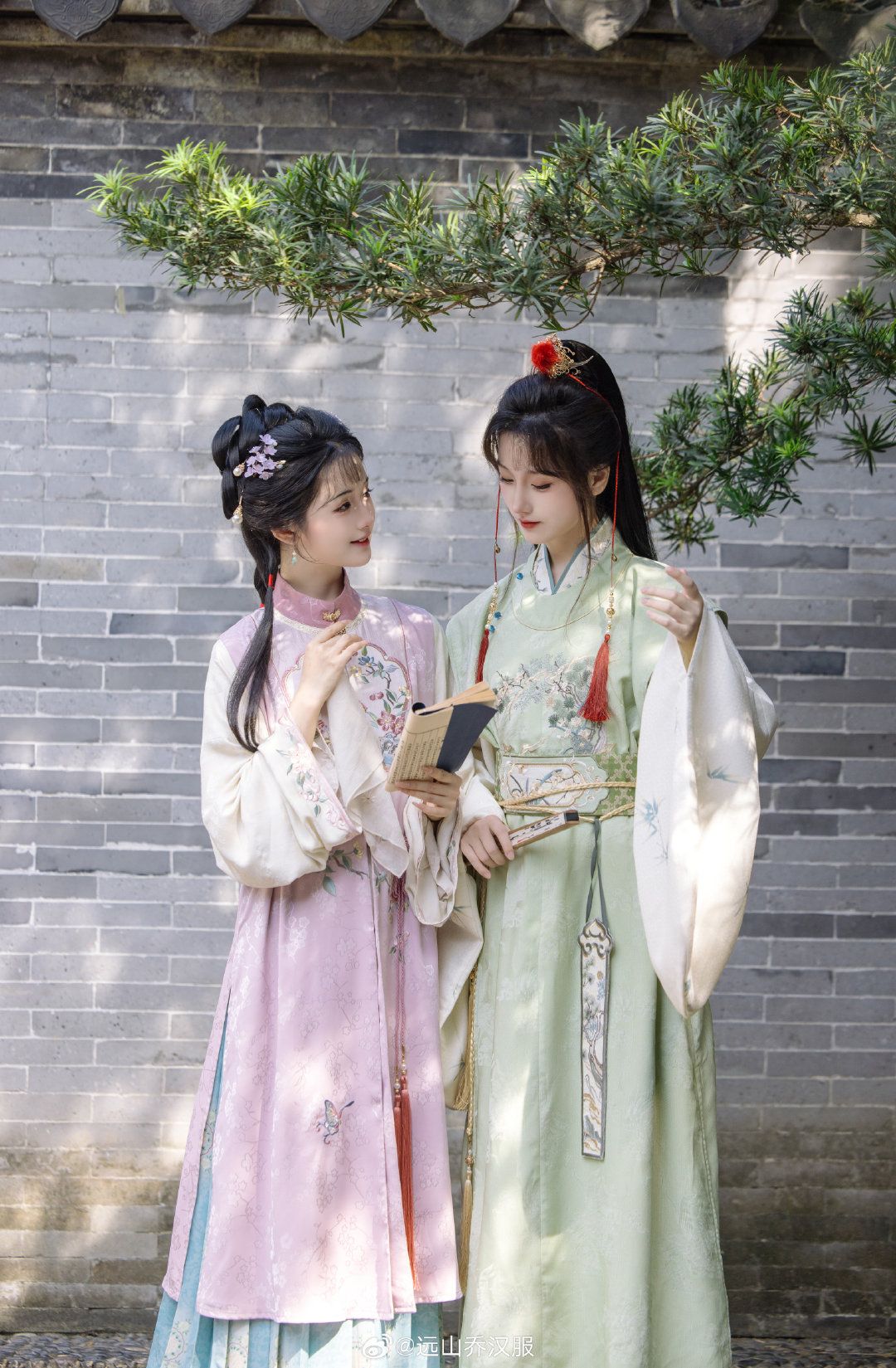 Qingshui Stream and Hanfu:A Blend of Nature and Tradition