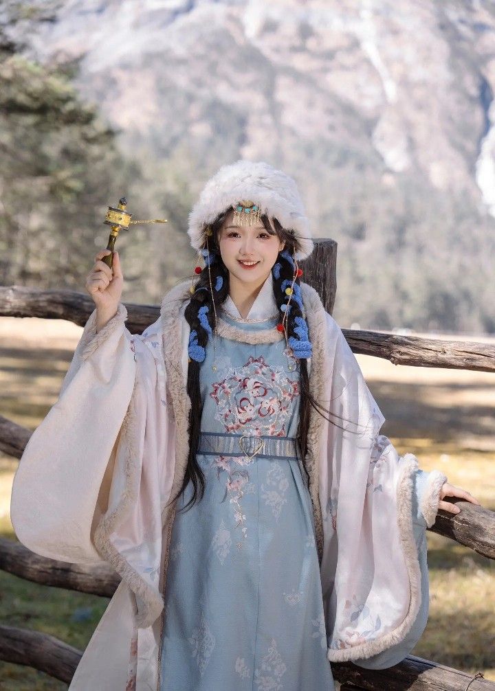 The Original Hanfu of Lihua Pavilion:A Glimpse of the Moon in the Blooming Pear Blossom