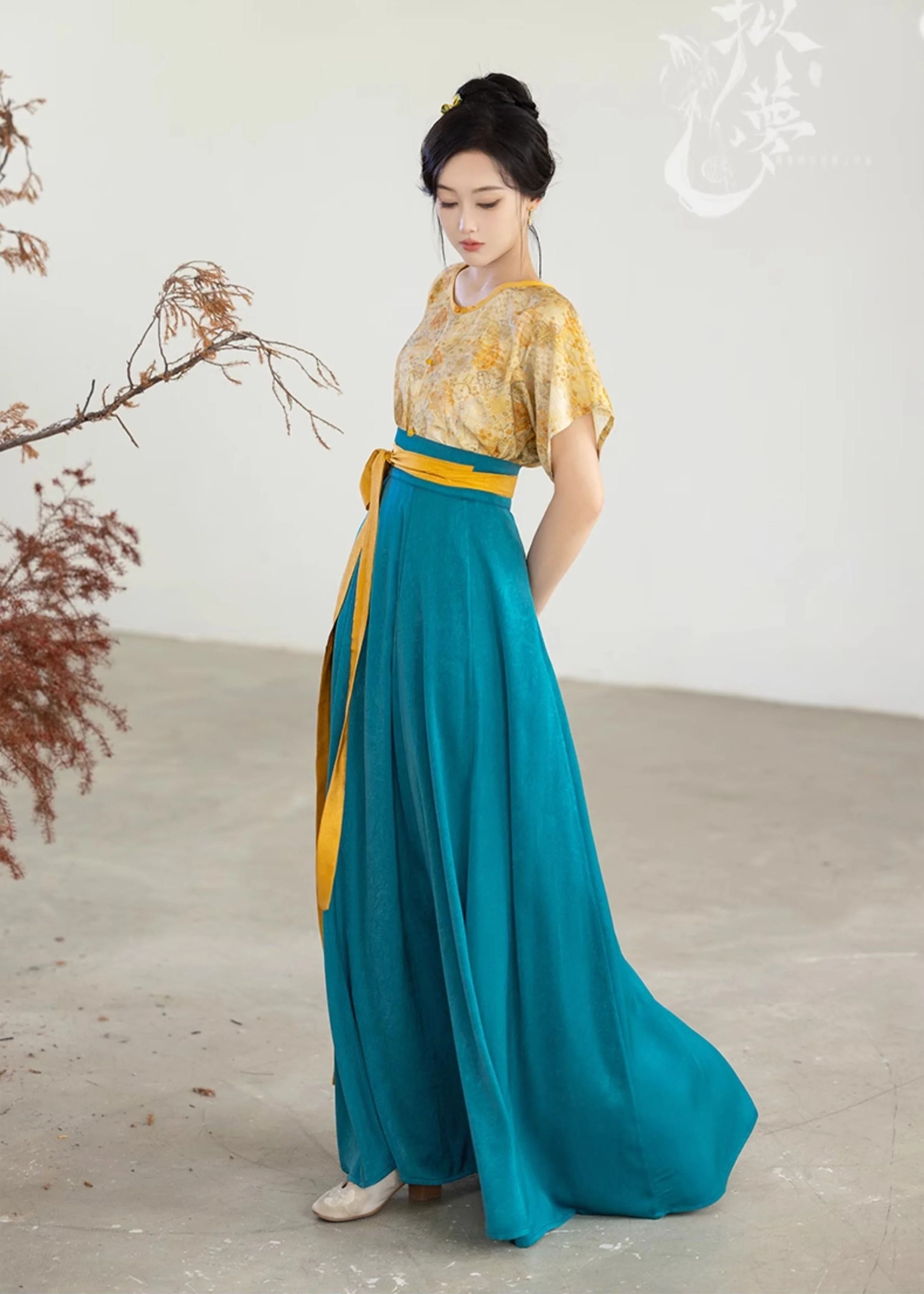 Golden Silk Velvet Qipao at the Fashion Show:A Glitz and Glamorous Display of Traditional Elegance